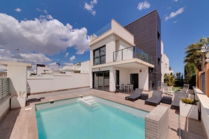 Casa en venta en San Miguel de Salinas, Alicante de 4 habitaciones