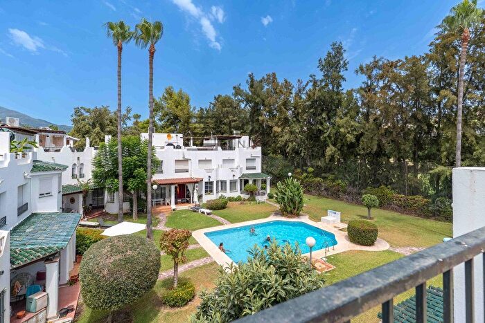 Casa en venta en Nueva Andalucía, Los Naranjos de 3 habitaciones