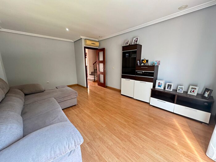 Casas en venta y pisos alquiler - 1