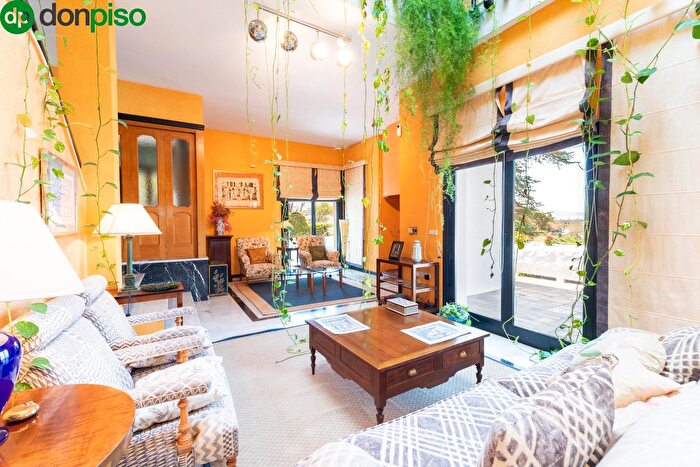 Casa en venta en Genil, Camino de los Neveros Serrallo de 5 habitaciones