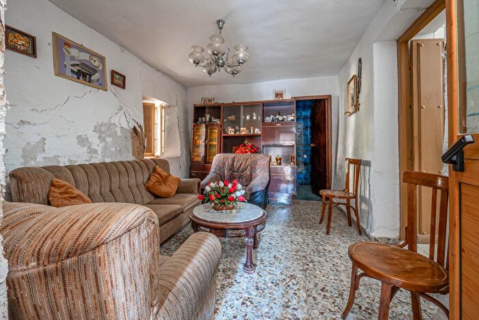 Casas en venta y pisos alquiler - 3
