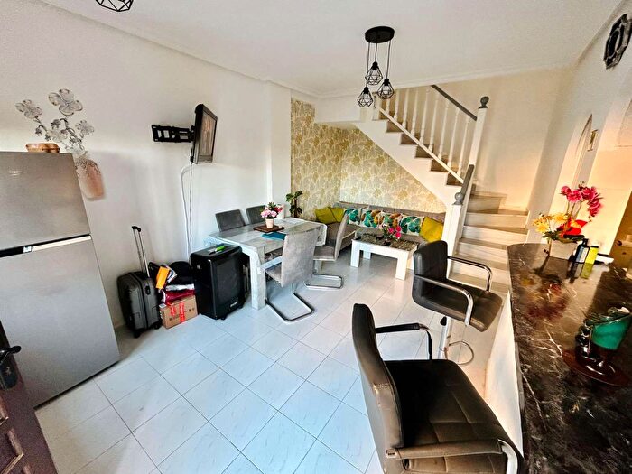 Casas en venta y pisos alquiler - 3