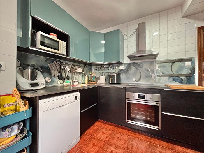 Casas en venta y pisos alquiler - 3