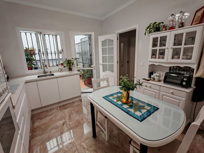 Casa en venta en Centro Doña Mercedes, Dos Hermanas de 4 habitaciones