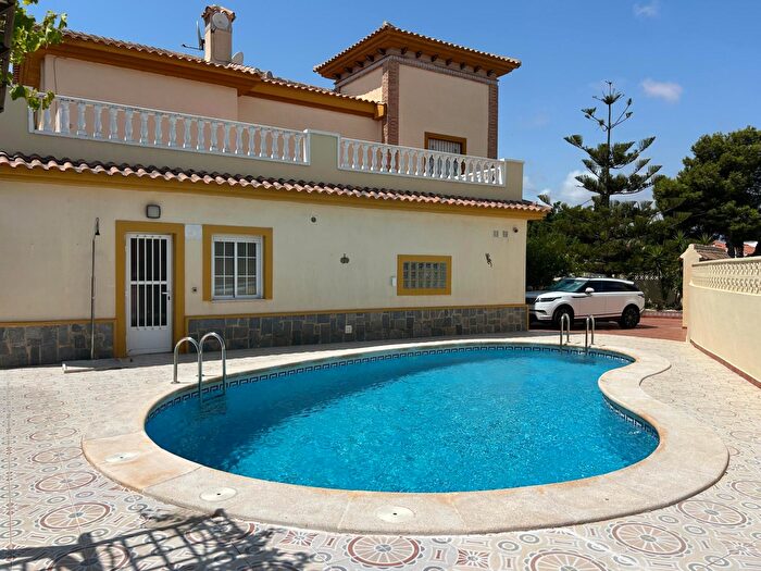 Casa en venta en Zona Carrefour Urbanizaciones, Torrevieja de 5 habitaciones