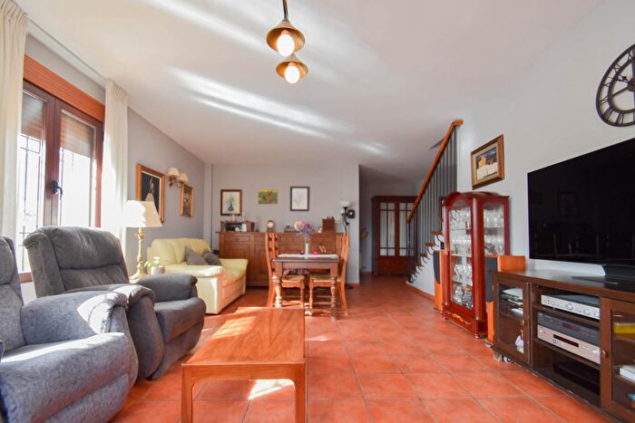 Casas en venta y pisos alquiler - 3