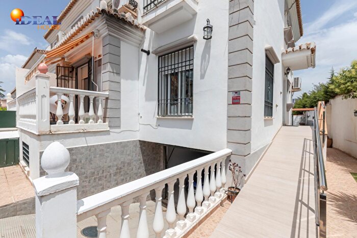 Casa en venta en Ogíjares, Granada de 5 habitaciones