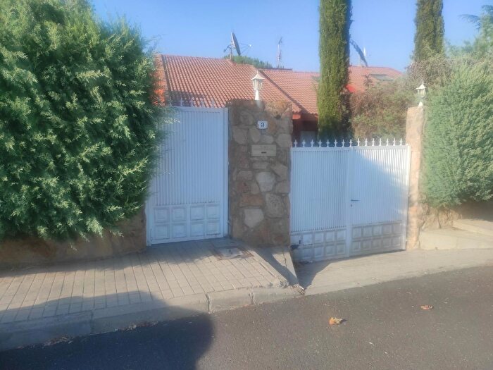 Casas en venta y pisos alquiler - 3