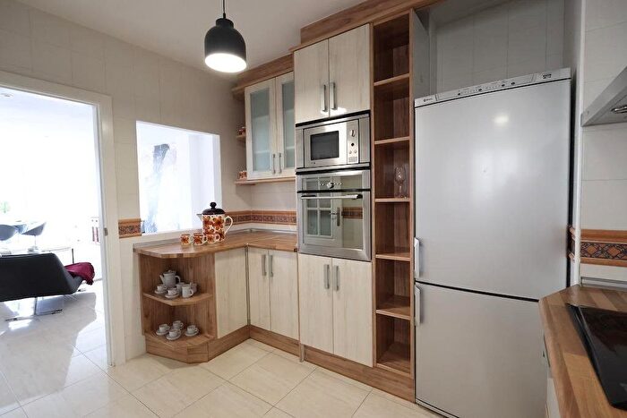 Casas en venta y pisos alquiler - 3