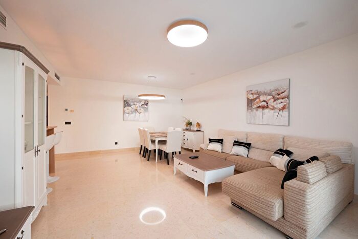 Piso en alquiler en Los Arqueros Puerto del Almendro, Benahavís de 2 habitaciones