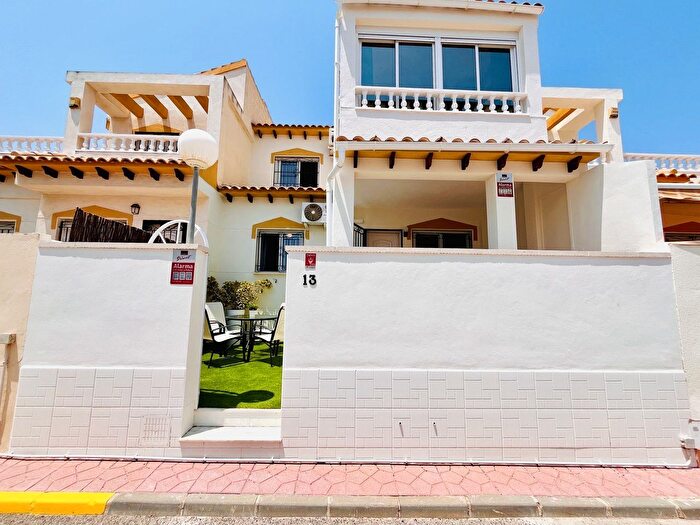 Casa en venta en Orihuela Costa, Playa Flamenca de 3 habitaciones