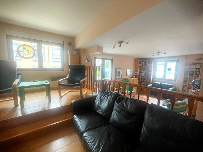 Casas en venta y pisos alquiler - 3