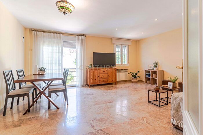 Casas en venta y pisos alquiler - 1