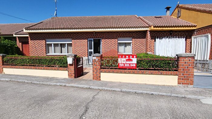 Casa en venta en Fontiveros, Ávila de 3 habitaciones