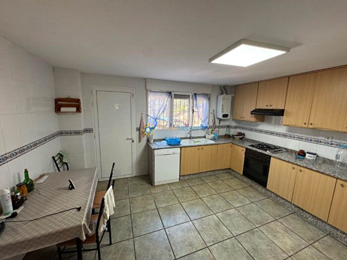 Casas en venta y pisos alquiler - 3