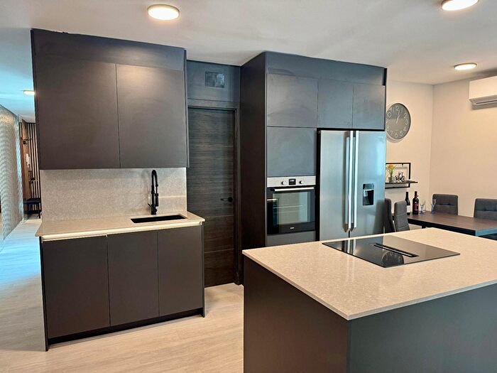 Casas en venta y pisos alquiler - 3
