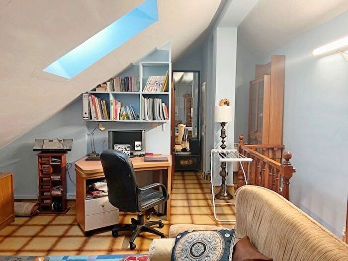 Casas en venta y pisos alquiler - 3