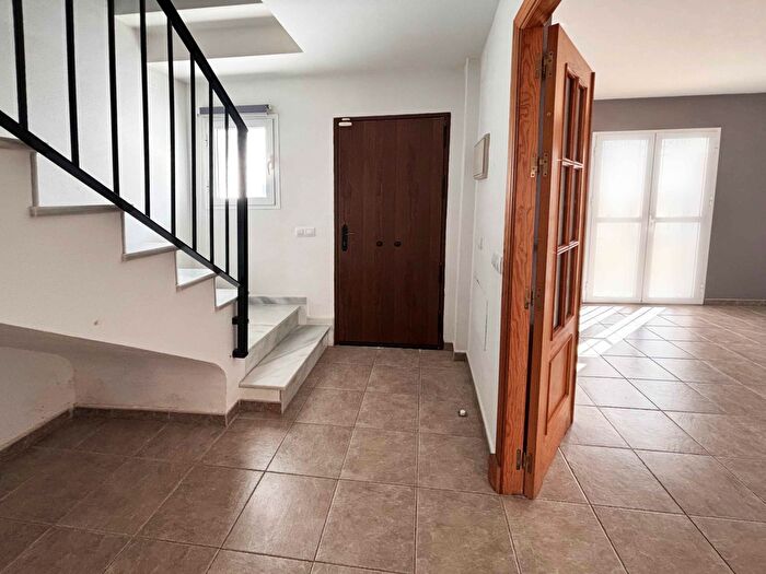 Casas en venta y pisos alquiler - 3