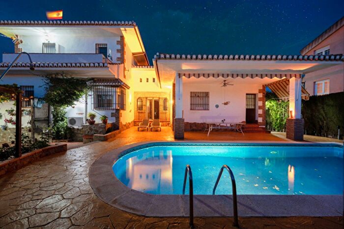 Casa en venta en Cúllar Vega, Granada de 7 habitaciones