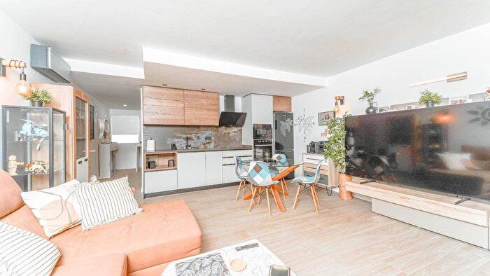 Casas en venta y pisos alquiler - 3