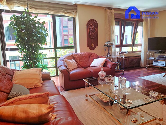 Piso en venta en Centro Casco Histórico, Salesas Foncalada Campoamor de 4 habitaciones