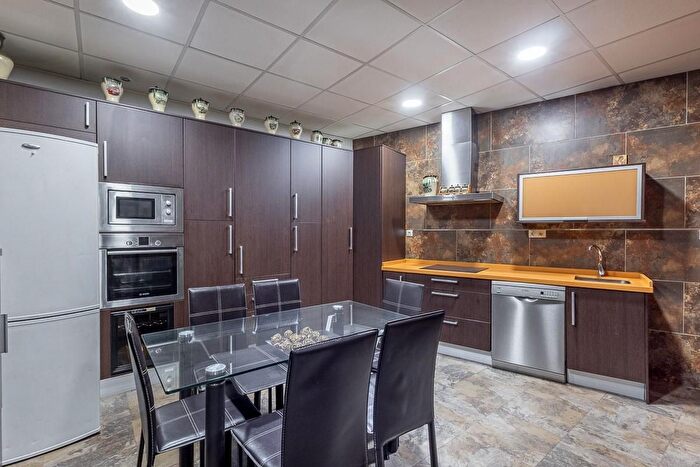 Casas en venta y pisos alquiler - 3
