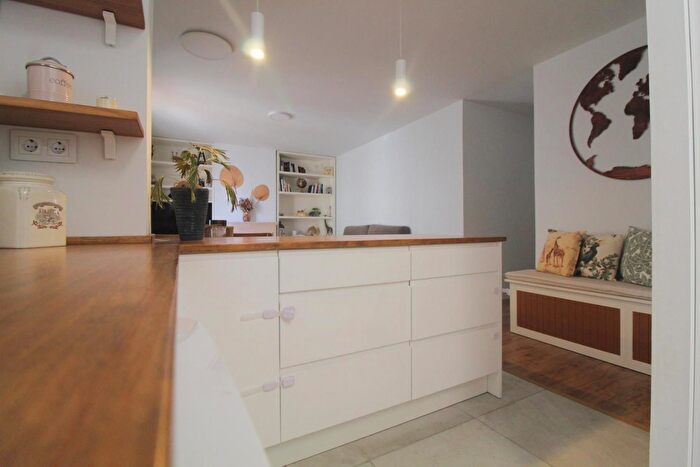 Casas en venta y pisos alquiler - 3