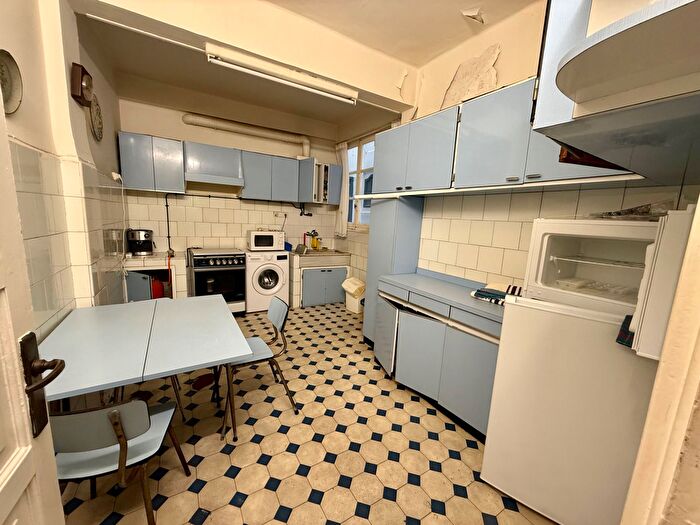 Casas en venta y pisos alquiler - 3