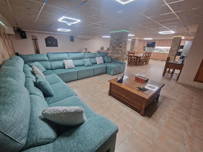 Casas en venta y pisos alquiler - 1