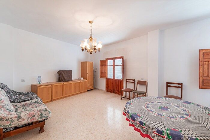 Casas en venta y pisos alquiler - 3
