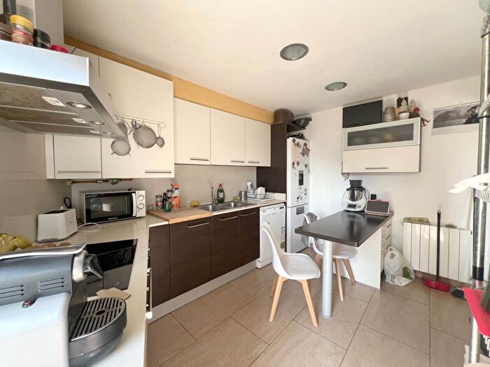 Casas en venta y pisos alquiler - 3