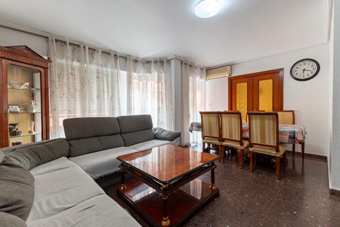 Piso en venta en Benicalap, Barrio de Benicalap de 4 habitaciones