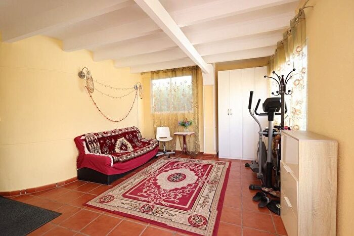 Casas en venta y pisos alquiler - 3