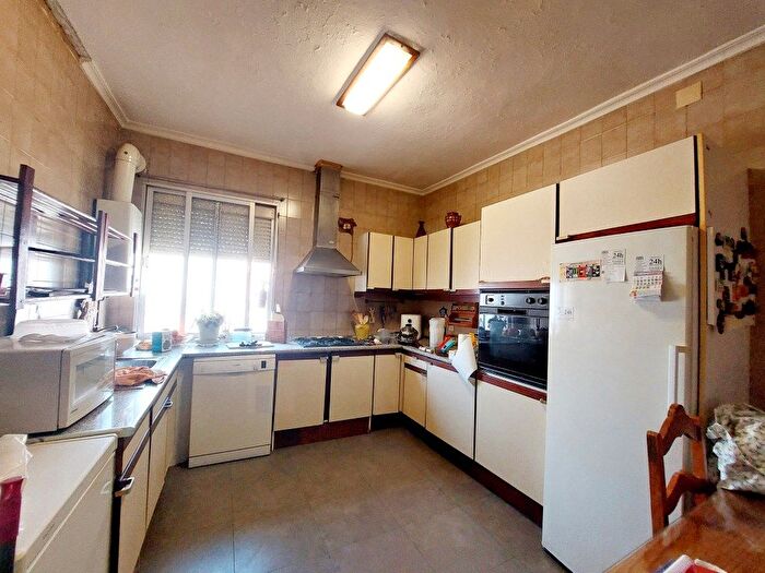 Casas en venta y pisos alquiler - 3
