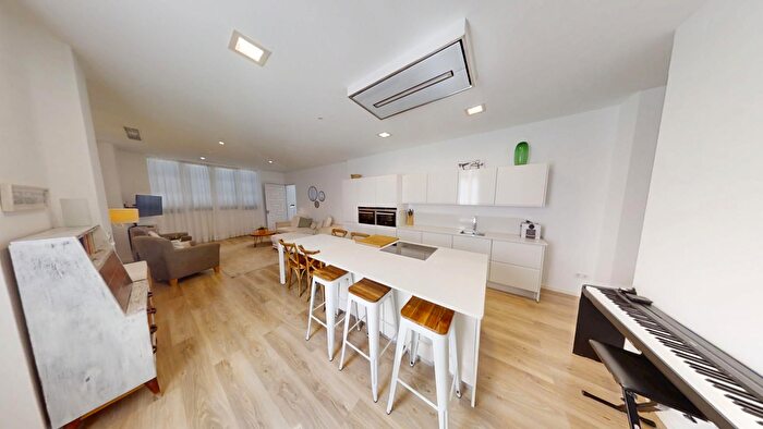 Casas en venta y pisos alquiler - 3