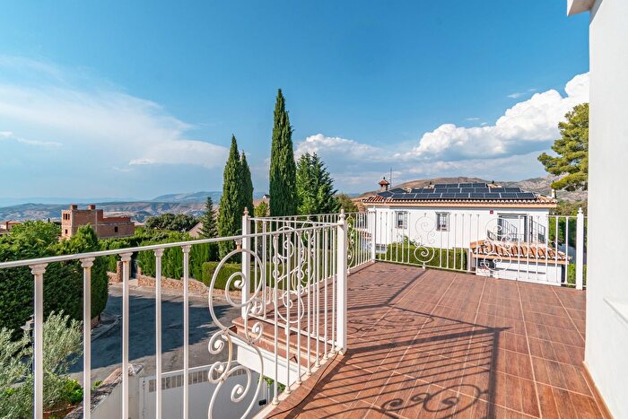 Casa en venta en Barrio de la Vega, Monachil de 5 habitaciones