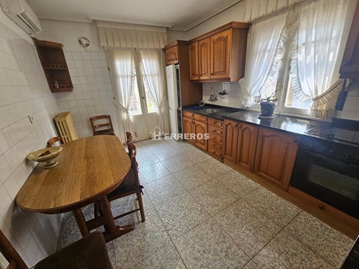 Casas en venta y pisos alquiler - 3