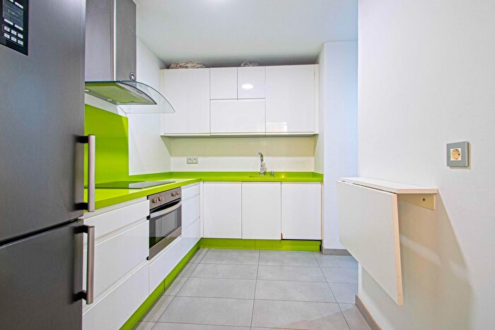 Casas en venta y pisos alquiler - 3