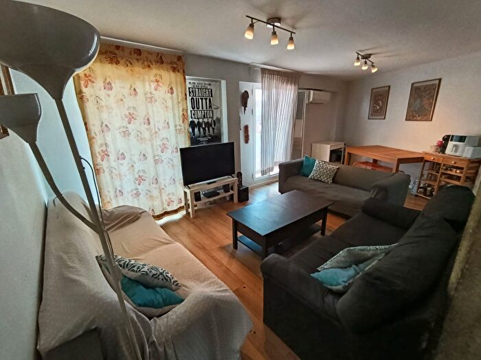 Casas en venta y pisos alquiler - 2