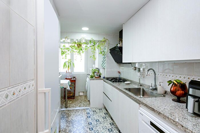 Casas en venta y pisos alquiler - 3