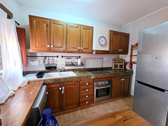 Casas en venta y pisos alquiler - 3