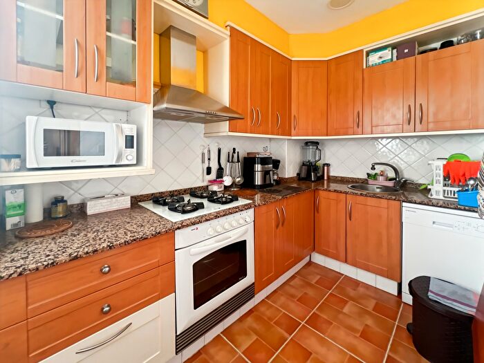 Casas en venta y pisos alquiler - 3