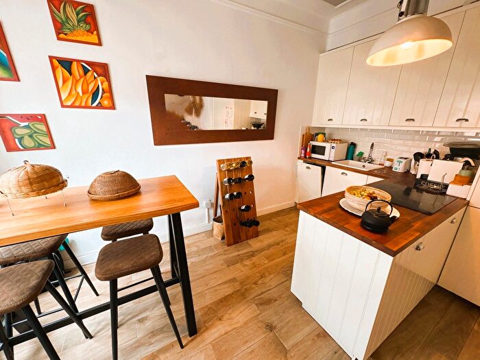 Casas en venta y pisos alquiler - 3