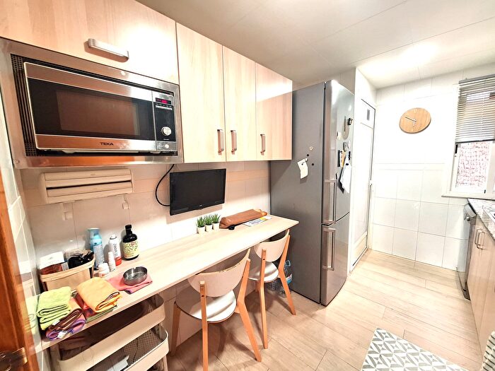 Casas en venta y pisos alquiler - 3