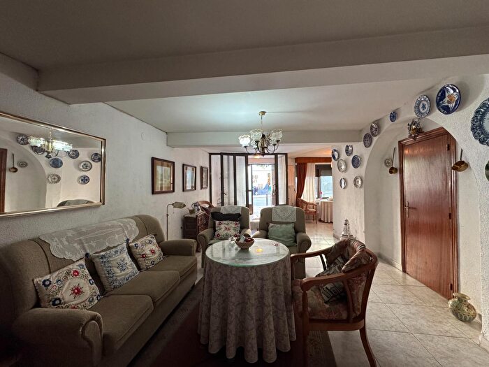 Casas en venta y pisos alquiler - 1