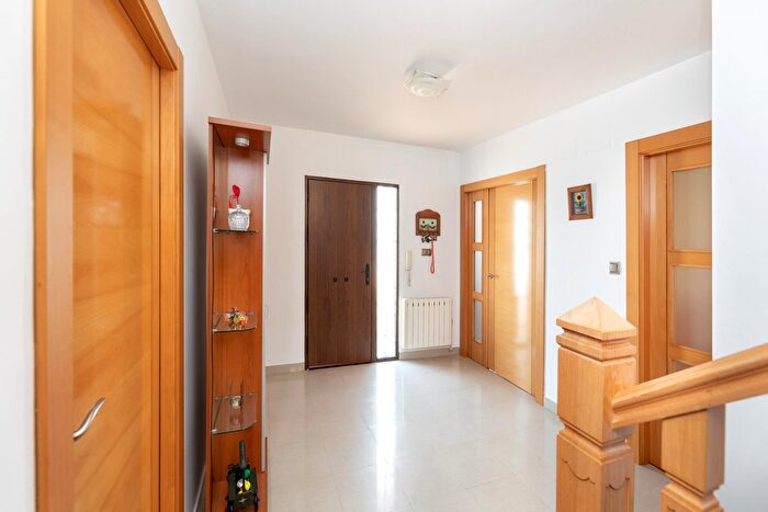 Casas en venta y pisos alquiler - 3