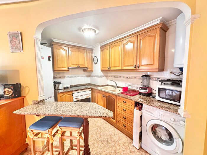 Casas en venta y pisos alquiler - 3