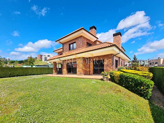 Casa en venta en Montecerrao, Oviedo de 5 habitaciones