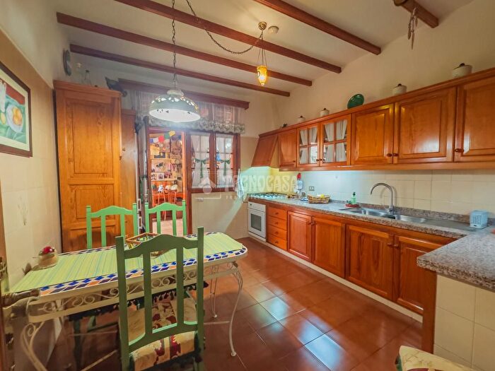 Casas en venta y pisos alquiler - 3
