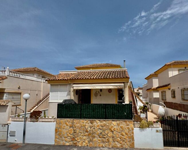 Casa en venta en Algorfa, Alicante de 3 habitaciones